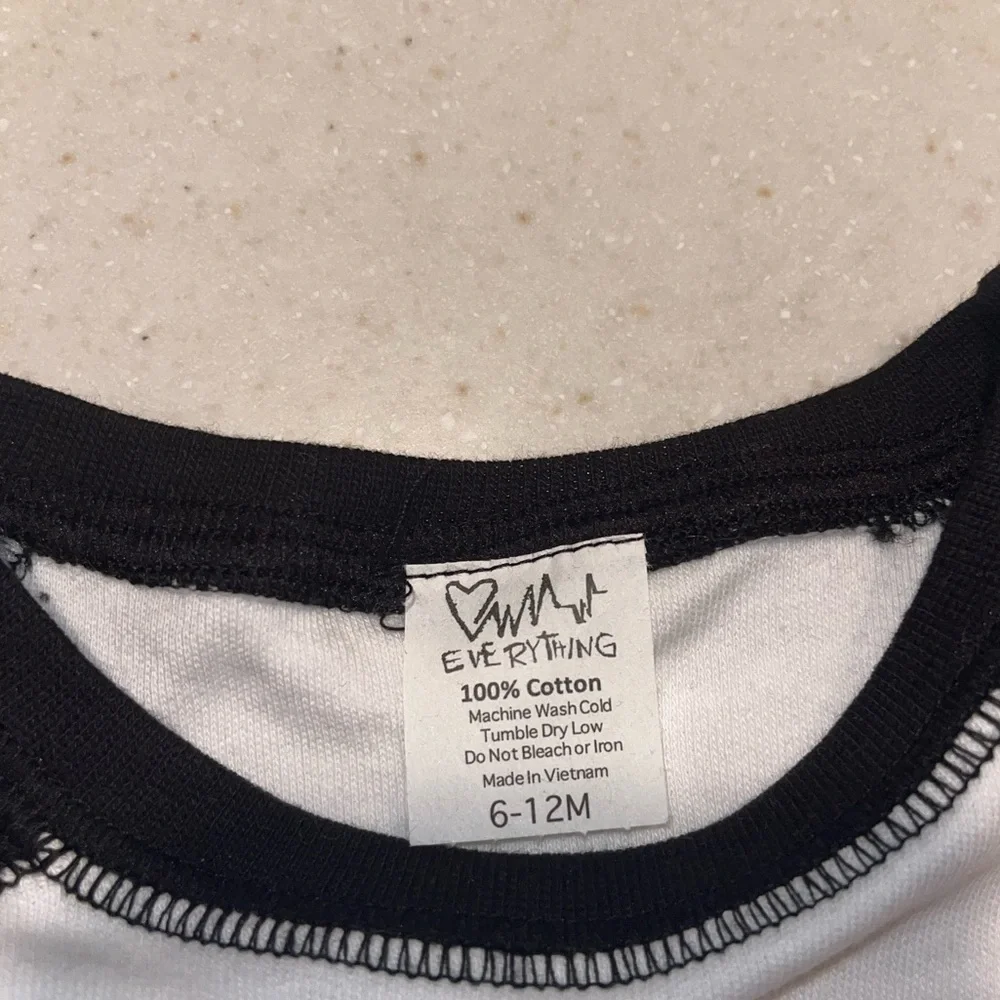 Love Beats Everything Baby Onesie - Black & White - NEW/NEVER WORN - Picture 3 of 3